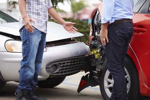 twee bestuurders hebben onenigheid na een aanrijding