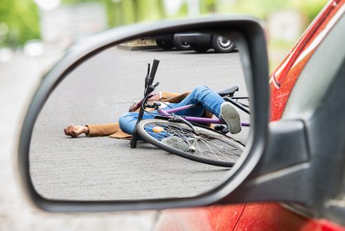 achteruitkijkspiegel die uitkijkt op gevallen fietser