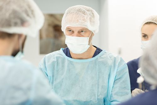 artsen in operatiekleding aan het werk tijdens operatie