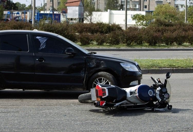 motor ligt op de weg na aanrijding met auto