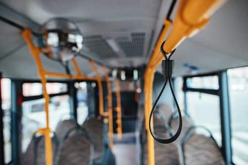 het interieur van een bus met een veiligheidslus op de voorgrond