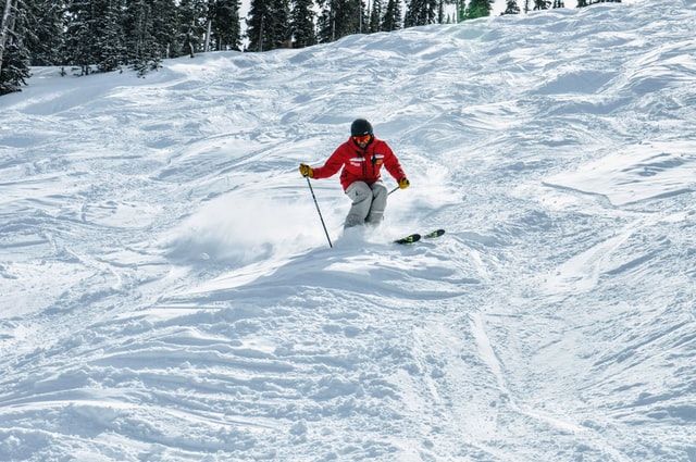 Skiër gaat naar beneden