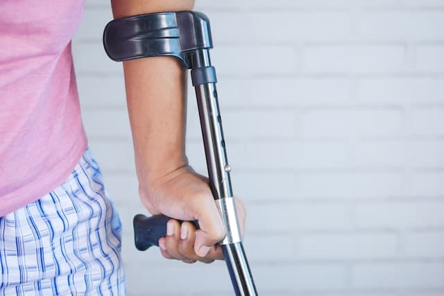 Op krukken lopen door een ongeluk in Zierikzee